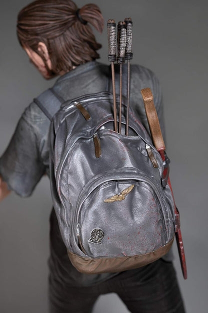 Dark Horse Deluxe The Last of Us Part II: Ellie with Bow Deluxe Figure, Multicolor, 8 inches
